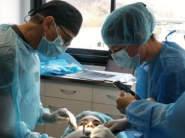 Travail à 4 mains en implantologie. Formation en implantologie
