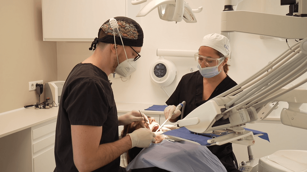 Formation assistante dentaire au travail à 4 mains